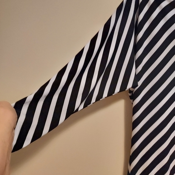 White/Black med stripes dress black and white black trim on bottom - Picture 6 of 9